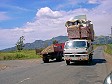 Camioncino molto carico... niente di nuovo qui.